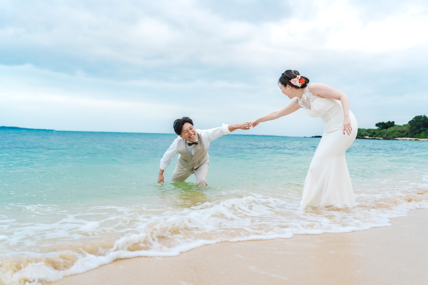 新婦を海へ誘う新郎