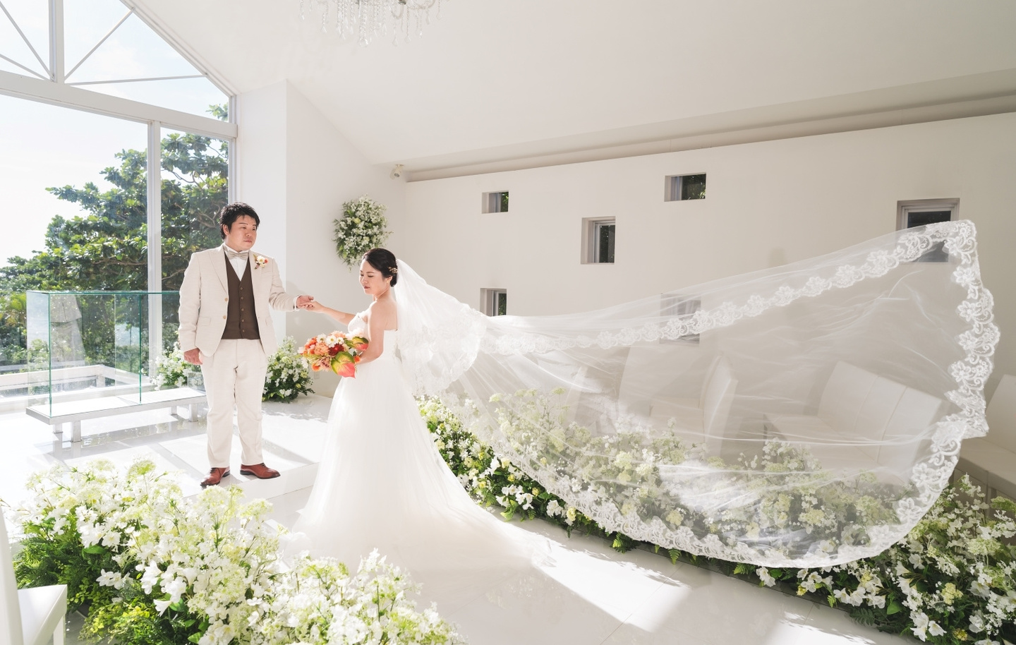 川平湾を背景に見つめ合う新郎新婦