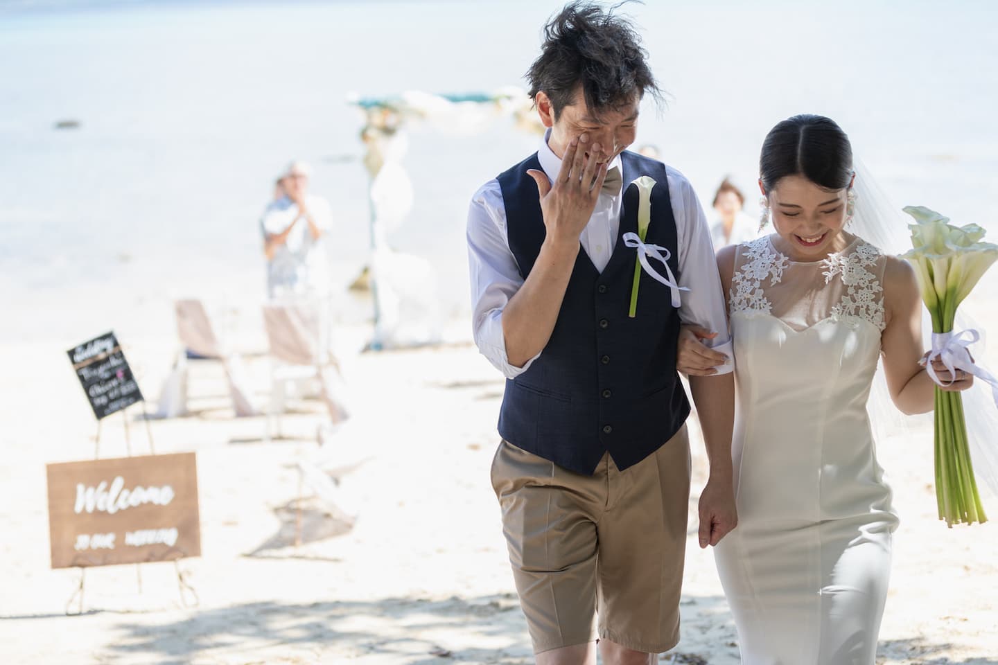 セレモニー会場で手を繋いで歩く新郎新婦
