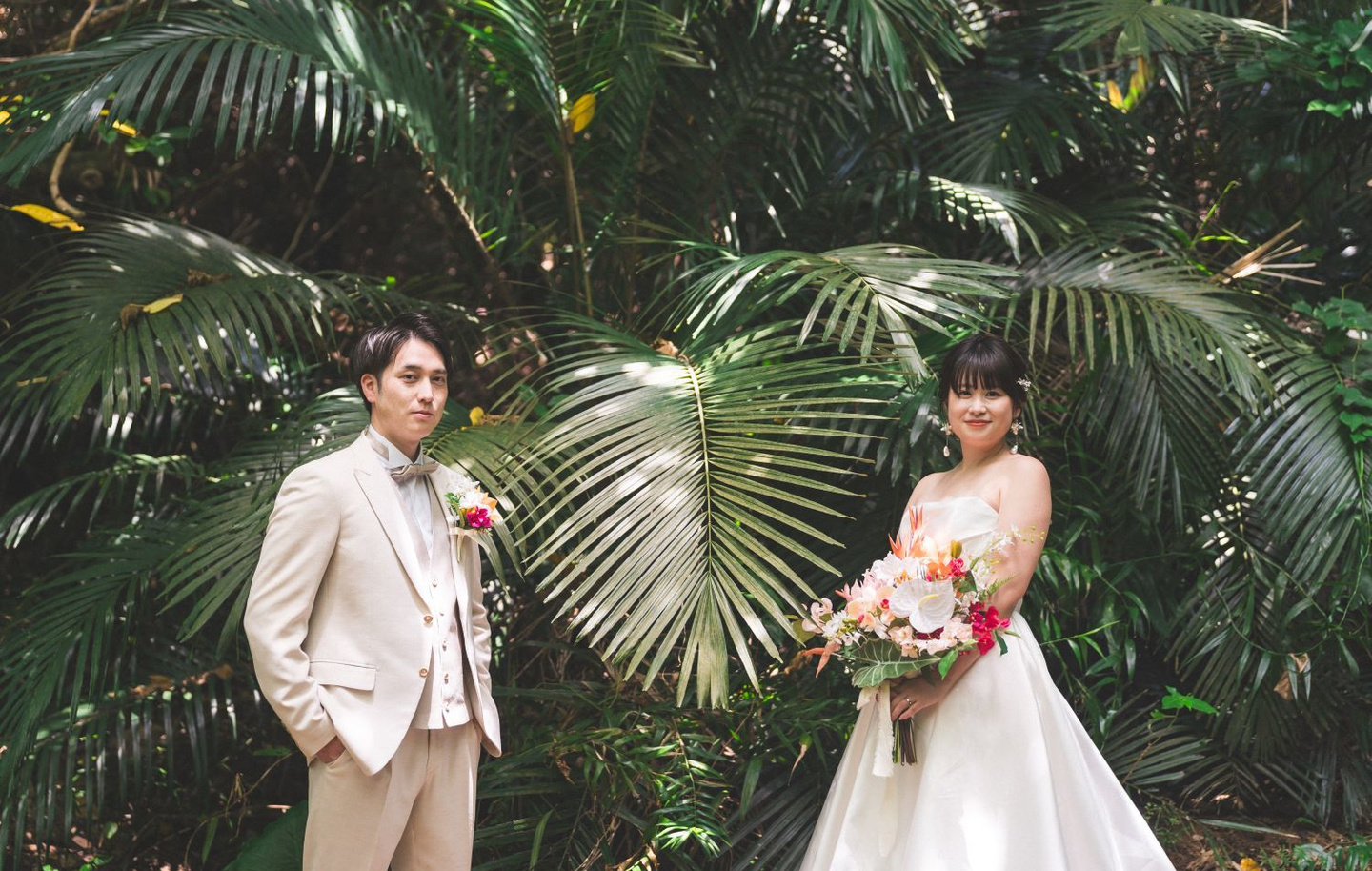 川平湾を背景に見つめ合う新郎新婦